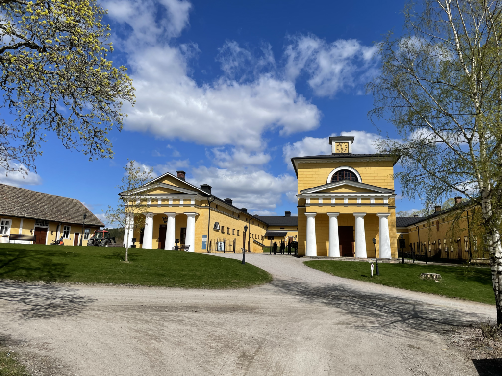 Wiurilan talousrakennuksesta löytää Ravintola Wiurilan Sigrid, Juhlasali, kabinetteja sekä koti- ja hevosvaunumuseot.
