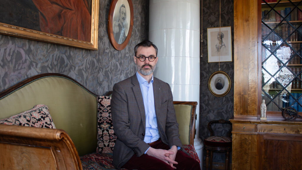 Alexander Aminoff, kartanonherra, työhuoneessaan