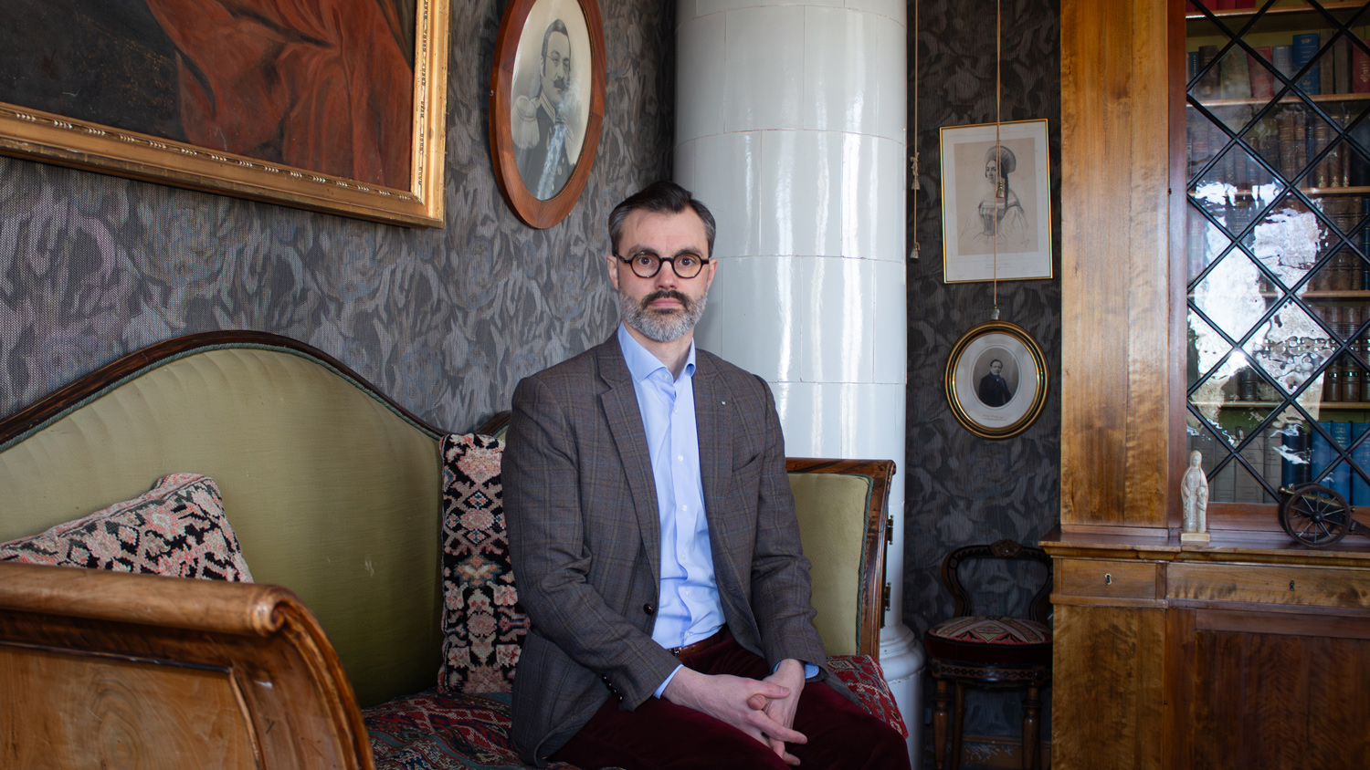 Alexander Aminoff, kartanonherra, työhuoneessaan