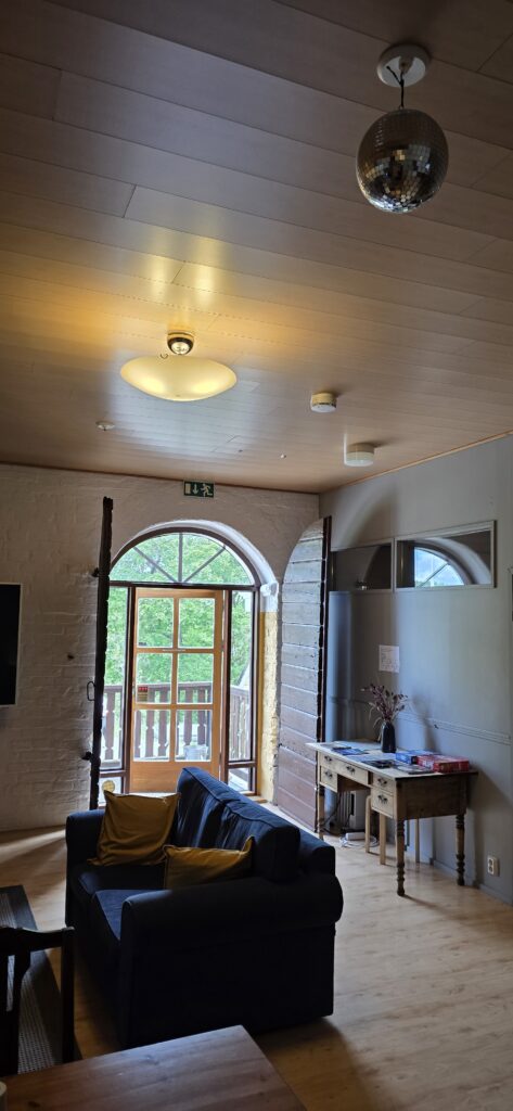 Wiurilan Gasthaus majatalon loungessa on upea parve ja kaunis ovi parvekkeelle