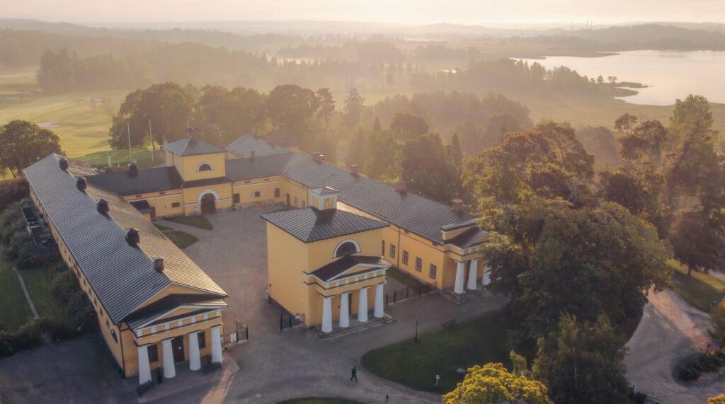 Wiurilan talousrakennus ylhäältä. Talousrakennuksessa on ravintola Wiurilan Sigrid, koti- ja hevosvaunumuseot, Wiurila golfin toimisto, majatalohuoneistot, juhlatilat ja vuokra-asuntoja. Kuva: Sofie von Frenckell