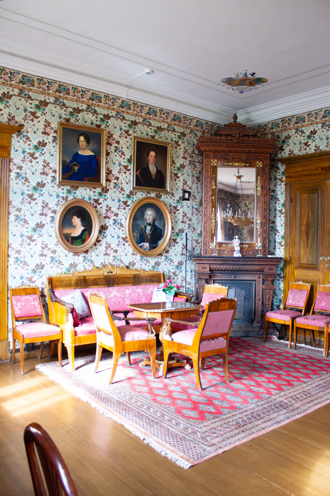 Päärakennuksen museossa on kauniita salonkeja täynnä mielenkiintoisia esineitä