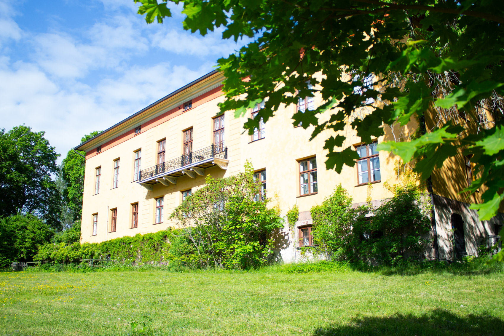 Wiurilan päärakennus ulkoa takaa