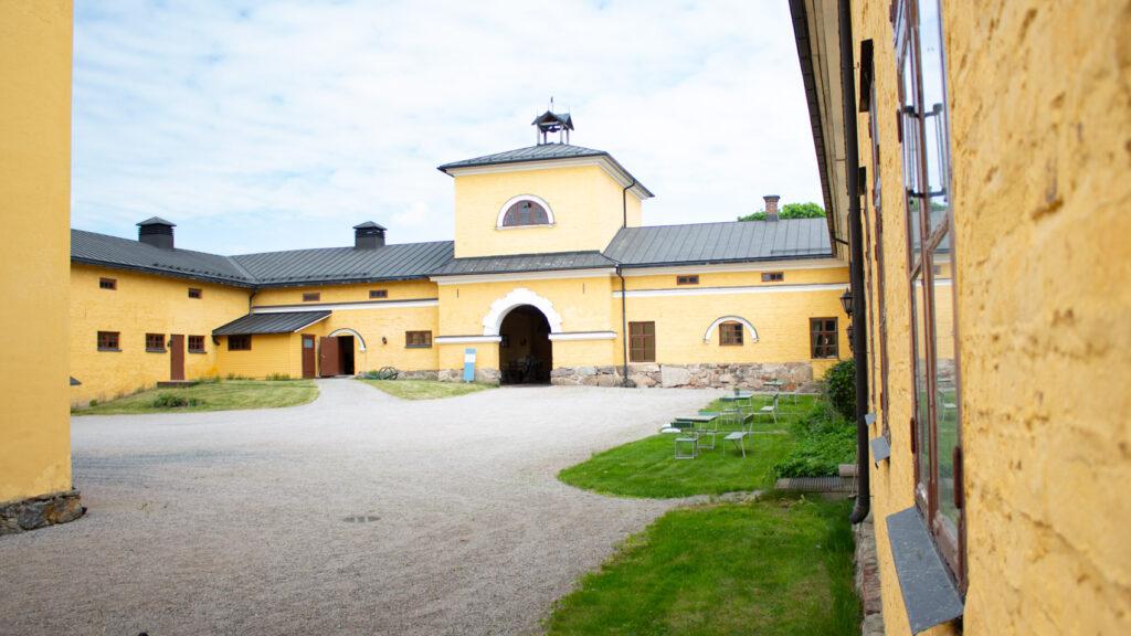 Wiurilan talouskeskuksen sisäpiha ja kaariholvi