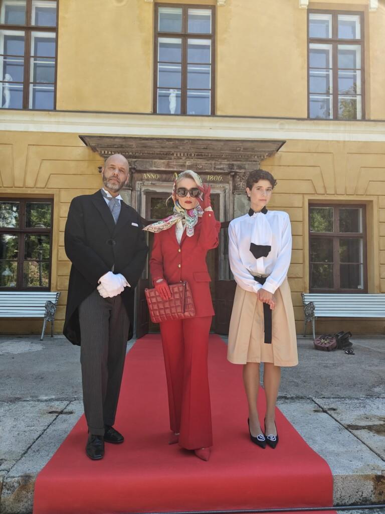 Näyttelijöitä Wiurilan päärakennuksen portailla